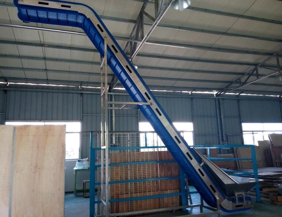 1.1KW Băng tải nghiêng Hình dạng S Thang máy Thép không gỉ 200L Phễu kết nối