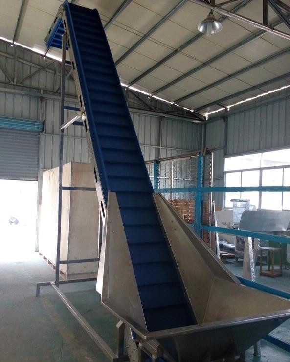 1.1KW Băng tải nghiêng Hình dạng S Thang máy Thép không gỉ 200L Phễu kết nối