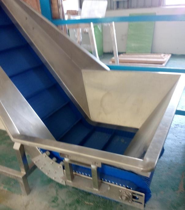 1.1KW Băng tải nghiêng Hình dạng S Thang máy Thép không gỉ 200L Phễu kết nối