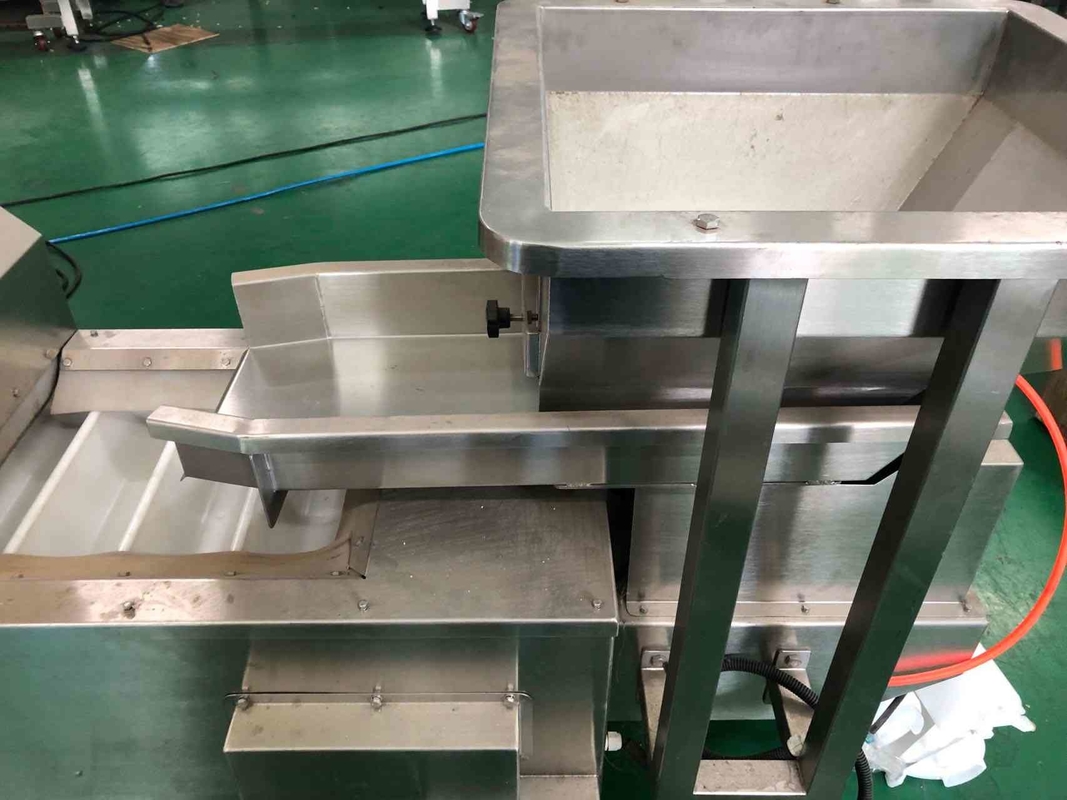 Băng tải gầu nghiêng Z bằng thép không gỉ làm việc với máy cân nhiều đầu 10/14 đầu